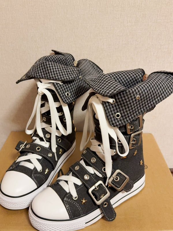 Low-heeled canvas shoes